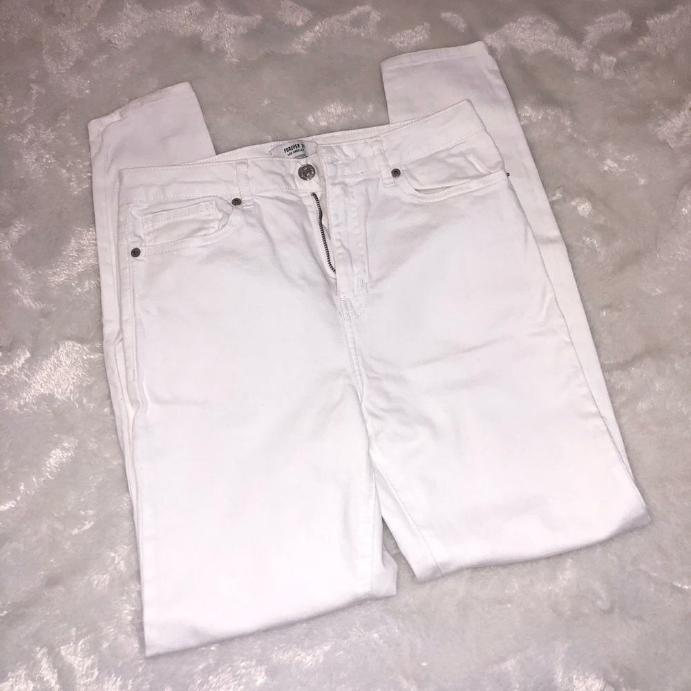 White denim pants